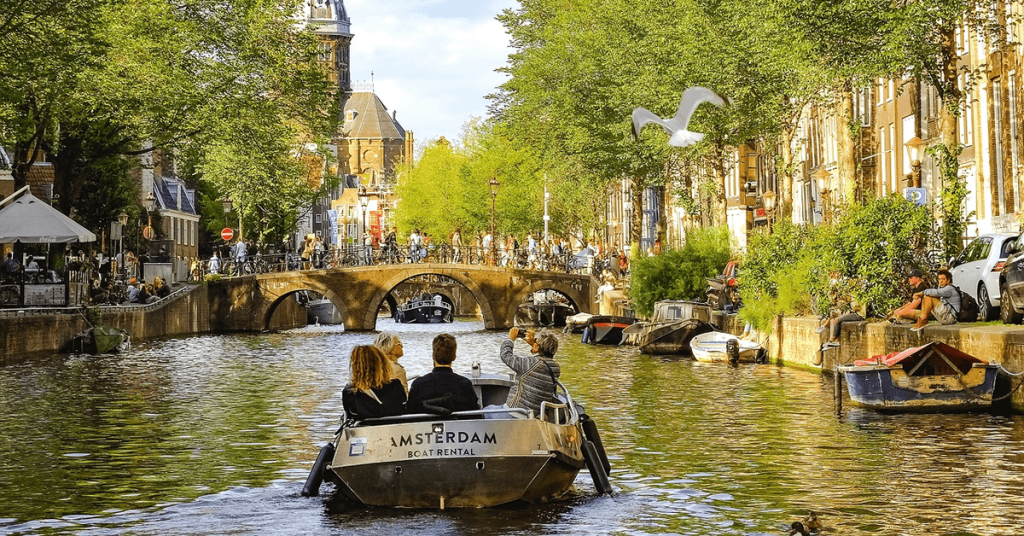 Wietexperiment met overheidswiet - Amsterdam Oost doet mee aan landelijke wietproef